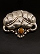 Middelfart 
Antik 
præsenterer: 
Art 
Nouveau 830 
sølv broche med 
rav