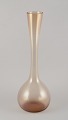 L'Art 
præsenterer: 

Arthur 
Percy for 
Gullaskruf 
Glasbruk, 
svensk 
glaskunstner.
Gulvvase i 
røgfarvet 
kunstglas.