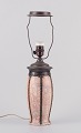 L'Art 
præsenterer: 

Tysk 
keramiker, Art 
Nouveau 
bordlampe af 
keramik.
