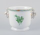 L'Art 
præsenterer: 

Herend, 
Ungarn. Chinese 
Bouquet Apponyi 
Green, 
urtepotteskjuler 
af porcelæn.