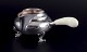 L'Art 
præsenterer: 

Georg 
Jensen Magnolia 
flødekande i 
hammerslået 
sterlingsølv 
med håndtag i 
ben.