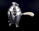 L'Art 
præsenterer: 

Georg 
Jensen Magnolia 
kaffekande i 
hammerslået 
sterlingsølv 
med hank af 
ben.