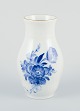 L'Art 
præsenterer: 

Royal 
Copenhagen Blå 
Blomst Svejfet, 
vase.