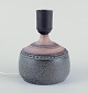 Klas-Göran Klaesson (Klase J:r) (1945-2024) for Höganäs, Sverige. 
Bordlampe af stentøj. Med mønster i dekorationen.