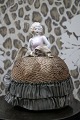 K&Co. 
præsenterer: 

Dekorativ, 
gammel 
halvdukke i 
porcelæn 30érne 
med fint stof 
kjole. 
(Nålepude)...
