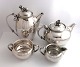 Lundin Antique 
præsenterer: 

Cohr. 
Sølvservice 
(830) , 
bestående af 
tekande, 
kaffekande, 
flødekande og 
...