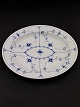 Middelfart 
Antik 
præsenterer: 

Royal 
Copenhagen 
musselmalet fad 
1/99