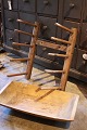 K&Co. 
præsenterer: 

Svensk 
1800 tals væg 
holder / reol i 
træ med masser 
af fin gammel 
patina til at 
sætte gamle ...