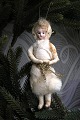 K&Co. 
præsenterer: 

Gammelt 
juletræspynt 
fra omkring år 
1900 i form af 
julepige lavet 
i vat med 
ansigt i 
porcelæn...