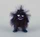 Martinex, Finland. "Stinky" Mummi figur af mørkeblåtplast beklædt med sort hår.