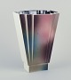 L'Art 
præsenterer: 

Margareta 
Hennix for 
Gustavsberg 
Studiohand.
Stor vase af 
stentøj.