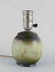 L'Art 
præsenterer: 

Svensk 
bordlampe af 
bemalet træ.
Art Deco.