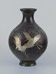 L'Art 
præsenterer: 

Japan, 
stor rund vase 
i messing.
Motiv af 
traner i sølv.