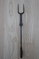 ViKaLi 
præsenterer: 

Antik 
stege gaffel
Perfekt ved 
grillen, og 
endnu bedre ved 
bålet
L: 45cm
Fra ca 1850