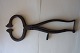 ViKaLi 
præsenterer: 

Antik 
kandistang/sukkertang
Håndsmedet 
i jern
L: 27cm
Fra ca. 1850