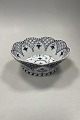 Danam Antik 
præsenterer: 
Royal 
Copenhagen 
Musselmalet 
Helblonde 
Frugtskål No 
1061