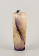L'Art 
præsenterer: 

Elly Kuch 
(1929-2008) og 
Wilhelm Kuch 
(1925-2022). 
Unika 
keramikvase. 
Slank form.