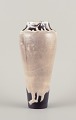 L'Art 
præsenterer: 

Elly Kuch 
(1929-2008) og 
Wilhelm Kuch 
(1925-2022). 
Stor unika 
keramikvase med 
flydeglasur.