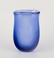 L'Art 
præsenterer: 

Per Lütken 
for Holmegaard.
Unika vase i 
blåt kunstglas.