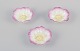 L'Art 
præsenterer: 

Tre små 
franske Art 
Nouveau skåle i 
fajance.
Blomstermotiv. 
Håndmalet i 
gult og 
lyserødt.