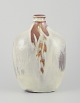 L'Art 
præsenterer: 

Elly Kuch 
(1929-2008) og 
Wilhelm Kuch 
(1925-2022). 
Stor unika 
keramikvase. 
Korthalset.