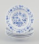 Meissen, Tyskland. Et sæt på fem små løgmønstrede tallerkener af porcelæn.