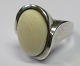 Pegasus – Kunst 
- Antik - 
Design 
præsenterer: 
Designer 
ring i sterling 
sølv med 
elfenben, N. E. 
From (efter ...