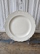 Karstens Antik 
præsenterer: 
Engelsk 
Creamware 
tallerken 
dekoreret med 
fjerkant i 
relief 24,5 cm.