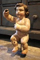 K&Co. 
præsenterer: 
Dekorativ 
, antik tidlig 
1800 tals Putti 
/ engel i 
udskåret træ 
med fin 
original 
bemaling og ...