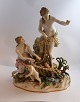 Lundin Antique 
præsenterer: 
Meissen. 
Fiskende 
kvinder med 
børn. Højde 31 
cm. Bredde 25 
cm. (2 
sortering). Der 
...