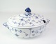 Osted Antik & 
Design 
præsenterer: 

Terrin – 
Musselmalet 
Riflet – Royal 
Copenhagen – 
No. 214 – ca. 
1950
Flot stand
