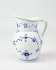 Osted Antik & 
Design 
præsenterer: 

Flødekande 
– Musselmalet 
Riflet – Royal 
Copenhagen – 
No. 1/60 - 1963
Flot stand

