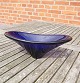 Holmegård kunstglas, oval bordskål i mørkeblåt glas