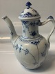 Antik Huset 
præsenterer: 
Royal 
Copenhagen 
Musselmalet 
Halvblonde 
Kaffekande fra 
1947