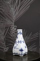 K&Co. 
præsenterer: 
Sjælden 
Royal 
Copenhagen , 
Musselmalet 
Riflet vase.
RC#1/453. 
1.sortering. 
1898-1923...