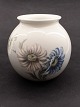 Middelfart 
Antik 
præsenterer: 
B&G kugle 
vase 8697/472