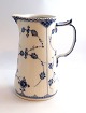 Lundin Antique 
præsenterer: 

Royal 
Copenhagen. 
Musselmalet, 
halvblonde. 
Mælkekande. 
Model 697. 
Højde 18,2 cm. 
(2 ...