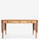 Roxy Klassik 
præsenterer: 

Hans J. 
Wegner / 
Andreas Tuck.
AT 305 - 
Skrivebord i 
egetræ med to 
klapper og tre 
...