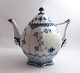 Lundin Antique 
præsenterer: 

Royal 
Copenhagen. 
Musselmalet, 
Helblonde. 
Tekande. Model 
143. Højde 20 
cm. 100 cl. ...
