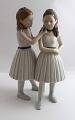 Lundin Antique 
præsenterer: 

Royal 
Copenhagen. 
Porcelænsfigur. 
Balletpiger. 
Model 135. 
Højde 22 cm. (1 
sortering)