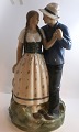 Lundin Antique 
præsenterer: 

Royal 
Copenhagen. 
Porcelænsfigur. 
Henrik & Else. 
Model 3049. 
Højde 43 cm. (3 
sortering)