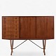 Roxy Klassik 
præsenterer: 
Hans J. 
Wegner / Carl 
Hansen.
CH 304 - Skænk 
i teak på 
sabel-
krydsbensstel i 
...