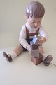 ViKaLi 
præsenterer: 

Dahl 
Jensen (DJ) 
figur
Dreng med 
klodser
Nr.: 1167
1. Sortering
H: 13,5cm