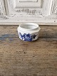 Karstens Antik 
præsenterer: 

Royal 
Copenhagen Blå 
Blomst kantet 
lille vase no. 
8617