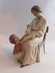 Lundin Antique 
præsenterer: 

Bing & 
Grøndahl. 
Porcelænsfigur. 
Mor og barn. 
Model 1642. 
Højde 23 cm. (1 
sortering).