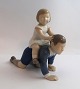 Lundin Antique 
præsenterer: 

Bing & 
Grøndahl. 
Porcelænsfigur. 
Bror og søster. 
Højde 15,5 cm. 
(1 sortering)
