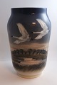 Royal Copenhagen. Porcelæns vase med svaner. Model 1955/1217. Højde 25 cm. (2 
sortering)