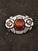 Middelfart 
Antik 
præsenterer: 

Art 
Nouveau 830 
sølv broche med 
rav