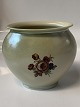Antik Huset 
præsenterer: 

Lyngby 
vase med 
blomstermotiv.
Højde 9,5 cm