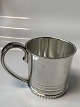 Antik Huset 
præsenterer: 

Børnekrus 
Sterling sølv 
Designed by 
A.F. Rasmussen
Højde 6,5 cm.